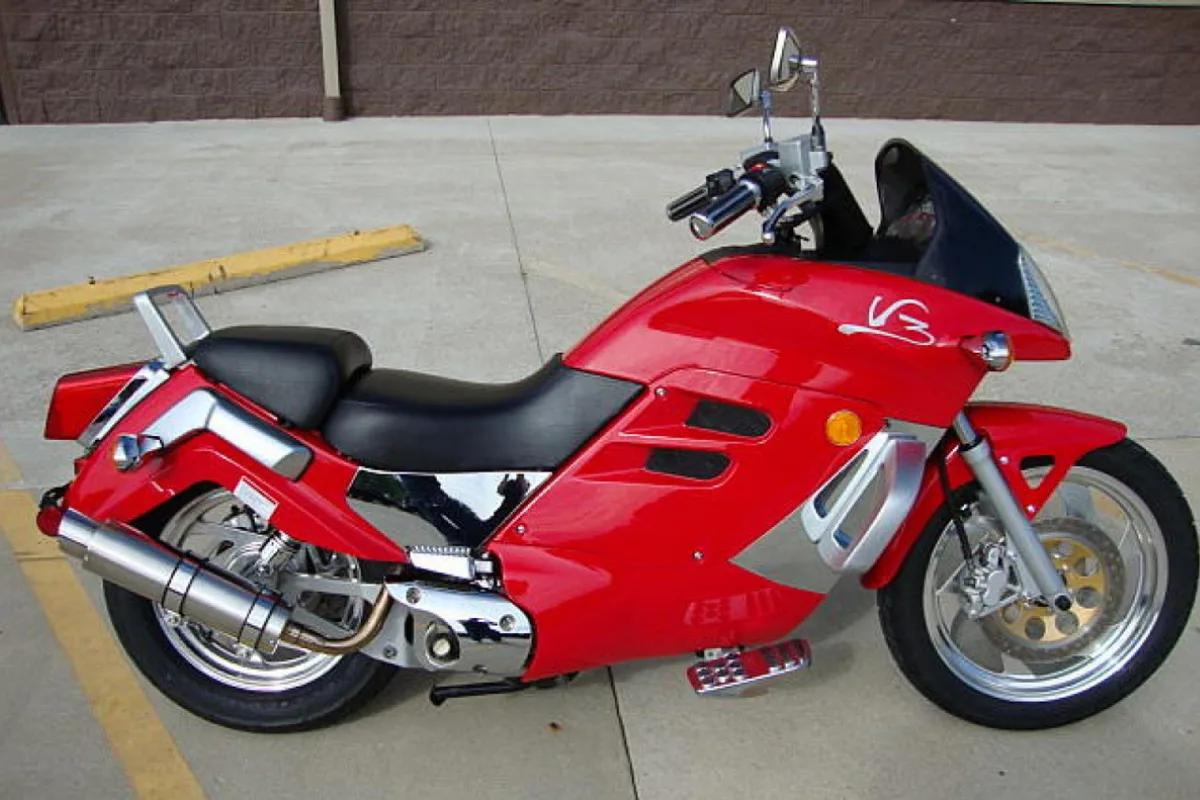 CFMoto V3 : la moto-scooter hybride chinoise qui revient