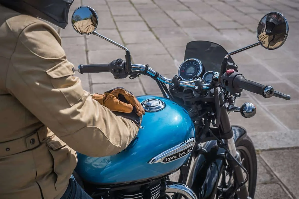 Réduire sa consommation moto : astuces et guide pratique