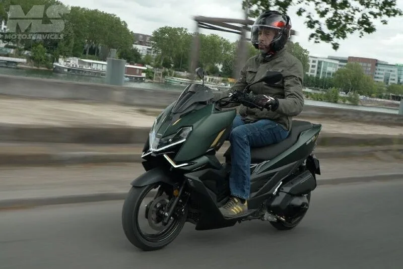 Zontes 125X test 2026 : 108 kg, 15 ch vs Yamaha Nmax Honda PCX