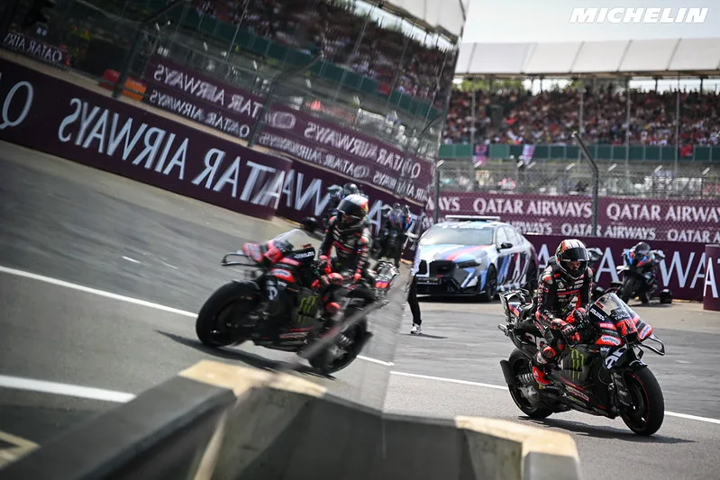 Bezzecchi podium fracture clavicule MotoGP : exploit Aprilia au Sachsenring