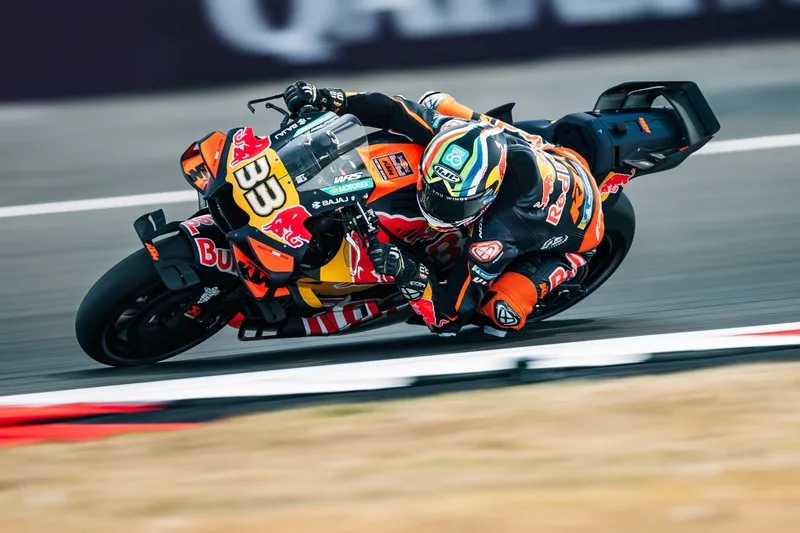Brad Binder (KTM) remonte 10 places à Silverstone MotoGP 2026
