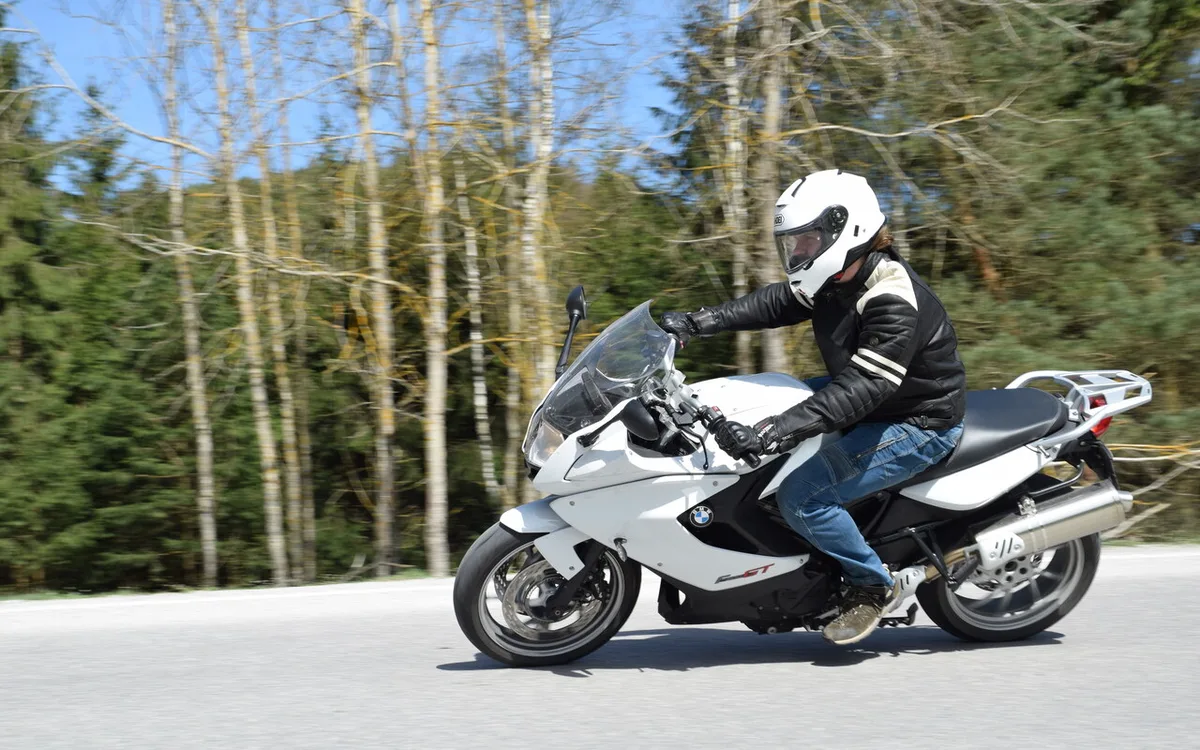 Couleur casque moto sécurité : blanc réduit blessures de 24%