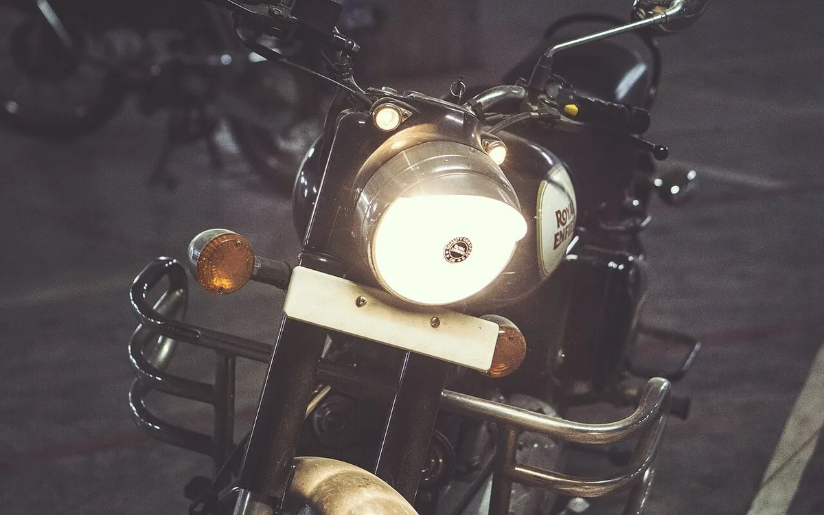Feux moto non homologués ECE : amende, CT, assurance en danger