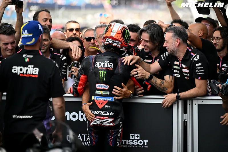 Marco Bezzecchi blessé : podium héroïque MotoGP Silverstone 2026