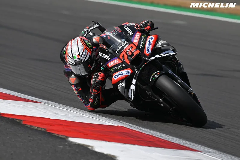 Marco Bezzecchi podium Silverstone MotoGP 2026 après blessure